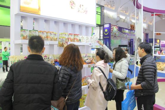 与会人员在永旺展台鉴赏永旺自有品牌TOPVALU（特慧优）商品