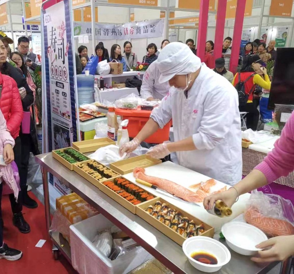 永旺寿司制作现场
