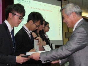 横尾博理事长为中山大学获奖学生颁发证书