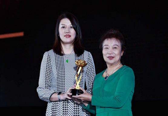 CCFA创会会长、监事会主席郭戈平女士向朱菁总裁颁发金牡丹奖