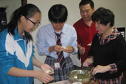 日本高中生与Homestay家庭一起包饺子